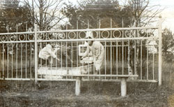Краевед Андриянова Устиния Григорьевна (вторая<br/>слева)  на братской могиле жертв трагедии